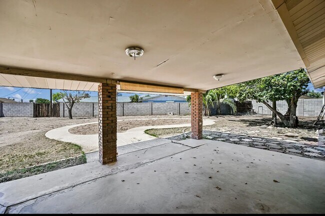 Foto del edificio - 35TH AVE & BUTLER, LARGE LOT 3 BED 2 BATH