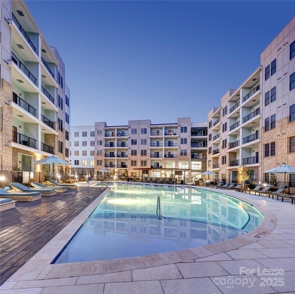 Foto principal - 8501 University Executive Park Dr