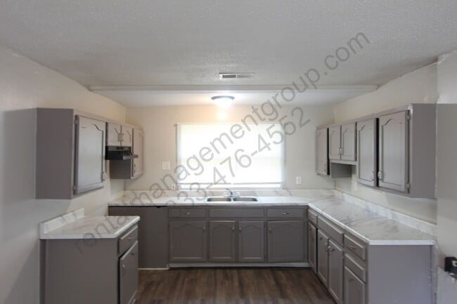 Building Photo - New on The Market!!  Convenient Location!!
