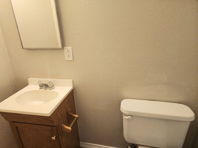 Building Photo - 905/907 N Ave K - duplex