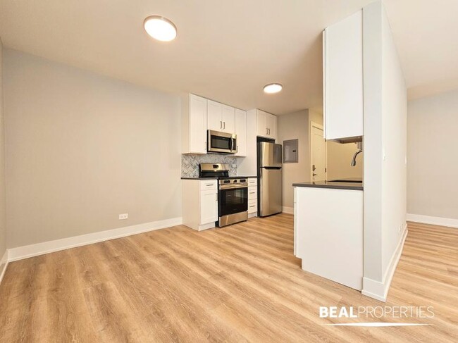 Building Photo - 1 bedroom in CHICAGO IL 60657