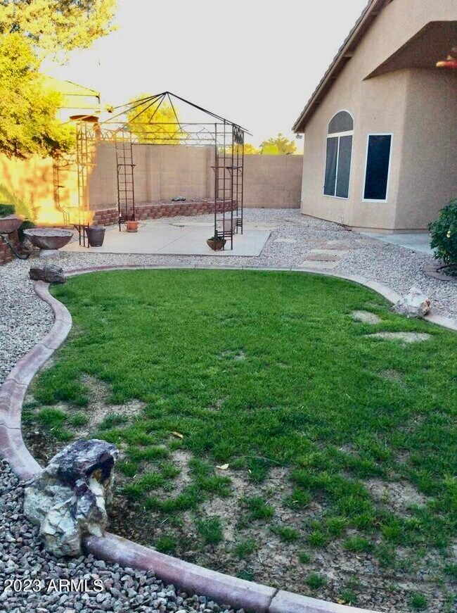 Foto del edificio - 4238 E Redwood Ln