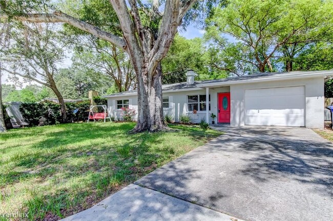 Building Photo - 3 br, 1 bath House - 611 Pinewood Dr