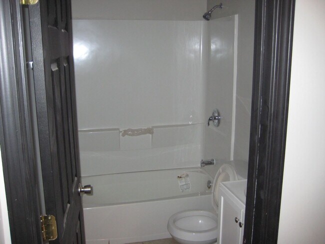 Foto del edificio - 2 BEDROOM UPDATED ALL ELECTRIC UNIT IN THE GROVE