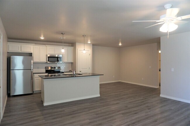 Foto del edificio - 3 Bed 2 Bath 2 Car Duplex in Chisholm Creek NW OKC