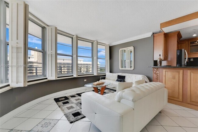 Foto del edificio - 5555 Collins Ave