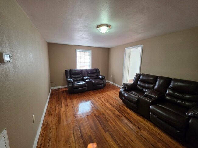 Foto del edificio - 1404 Cumberland Ave W