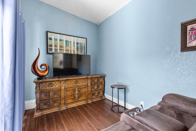 Foto del edificio - 5333 Longridge Ave