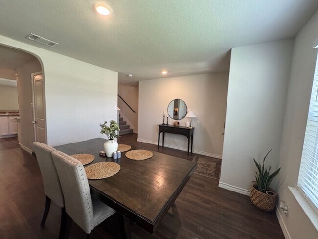 Building Photo - Spacious and Stylish, with over 2,500 sq f...