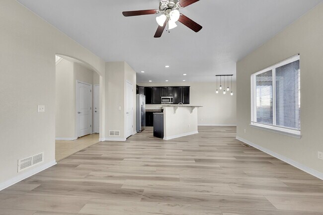 Foto del edificio - $2,750.00 - 6 Bedrooms, 3.5 Bathrooms, Single Family Home in Colorado Springs with Fenced Yard!