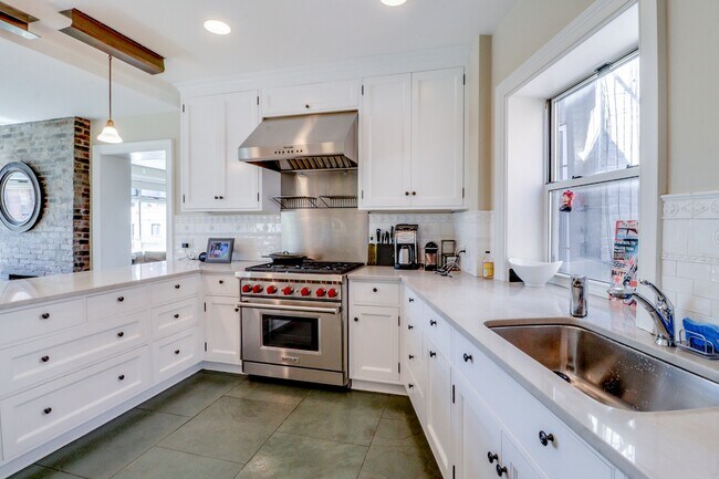 Foto del edificio - West Village Landmark Townhouse For Rent