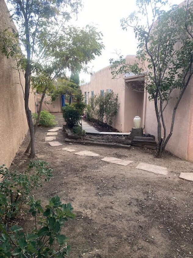 Primary Photo - Cute townhome conveniently located in Nort...