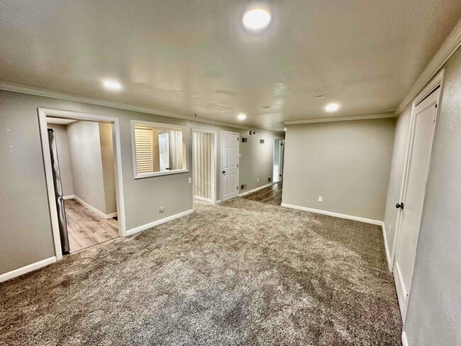 Building Photo - 1124 N Meade Ave