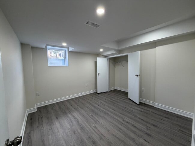 Building Photo - 1106 Little Cres