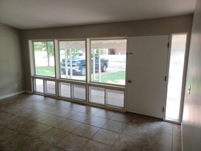 Building Photo - 895 Derhake Rd