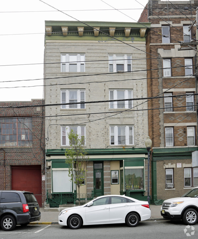 Building Photo - 4810 Park Ave