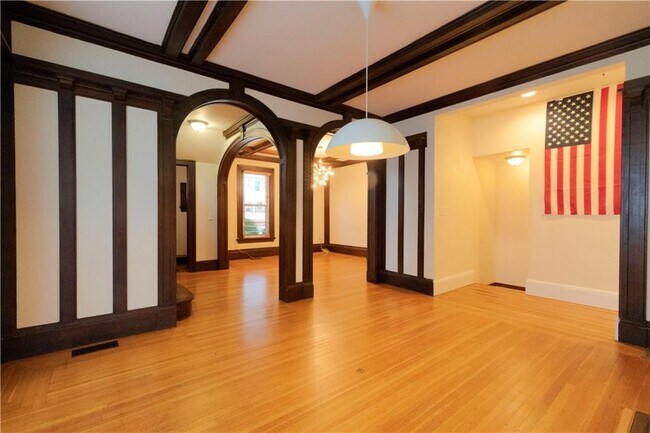 Building Photo - 404 Lloyd Ave