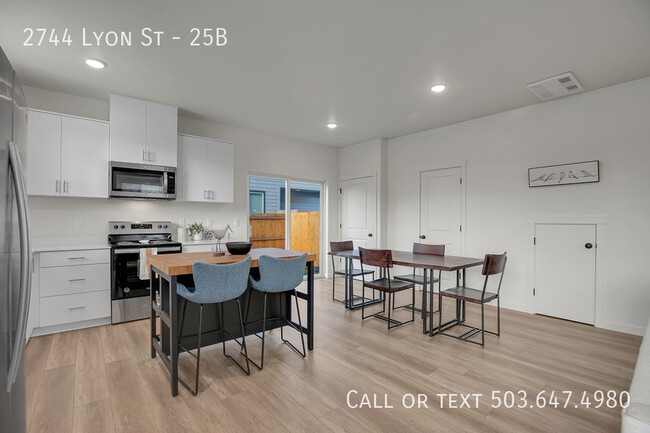 Building Photo - 2744 SE Lyon St