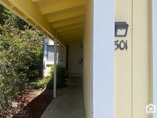 Foto del edificio - Charming 2 Bed / 1.5 Bath Duplex in Sonoma!