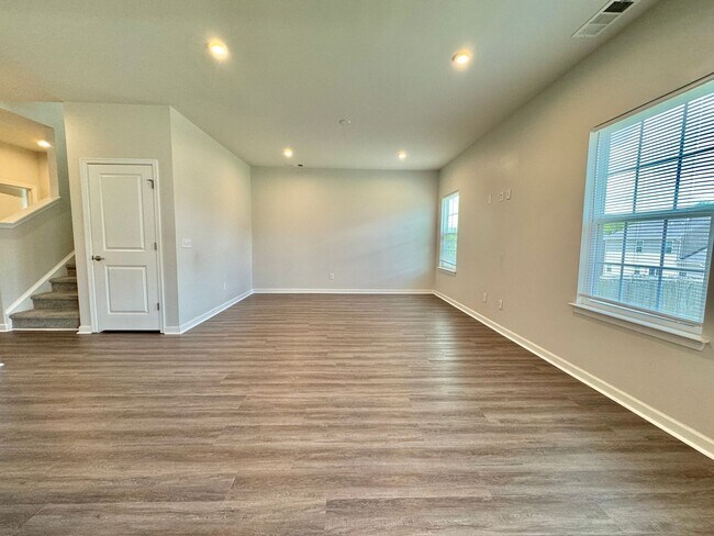 Foto del edificio - 4 Bedroom, 2.5 Bath Home w/ 2 Car Garage