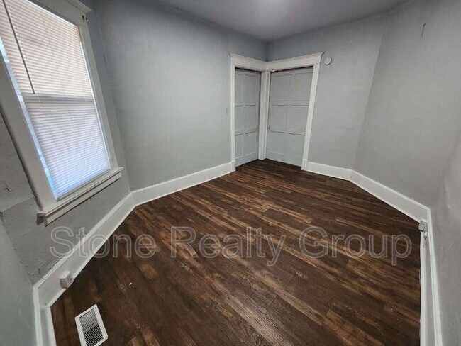 Building Photo - 424 S 4th St