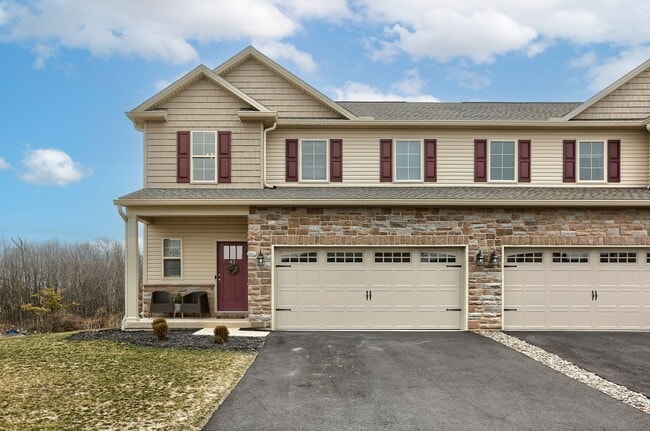 Building Photo - 4 bedroom