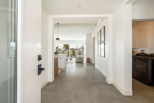 Foto del edificio - 361 W Sunview Ave