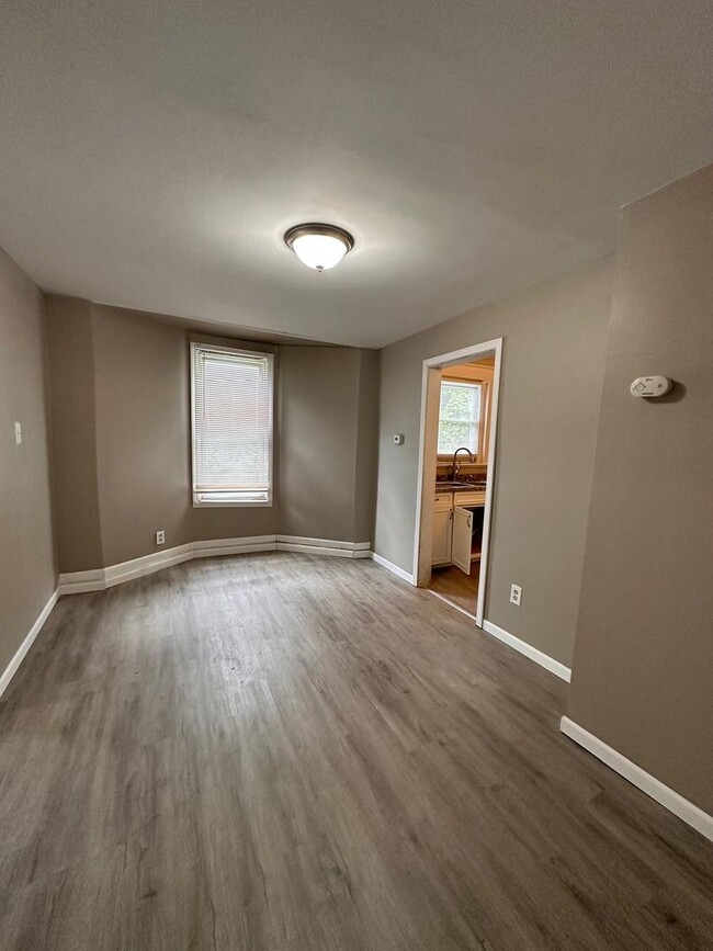 Foto del edificio - 3bedrooms 1 1/2 bathroom. The house is ver...