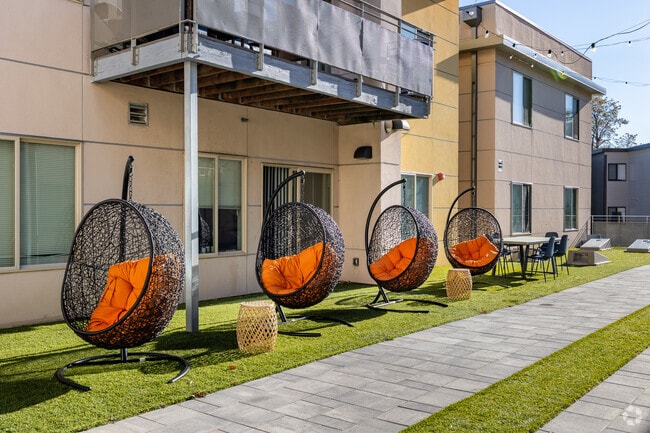 Outdoor Courtyard - Saga Boulder Apartments