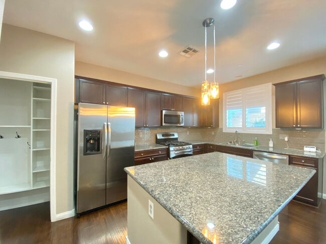 Building Photo - BEAUTIFUL 2 STORY HOME