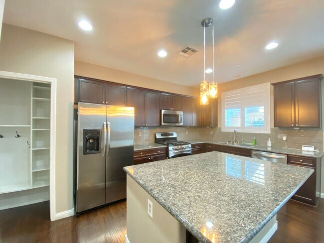 Foto del edificio - BEAUTIFUL 2 STORY HOME