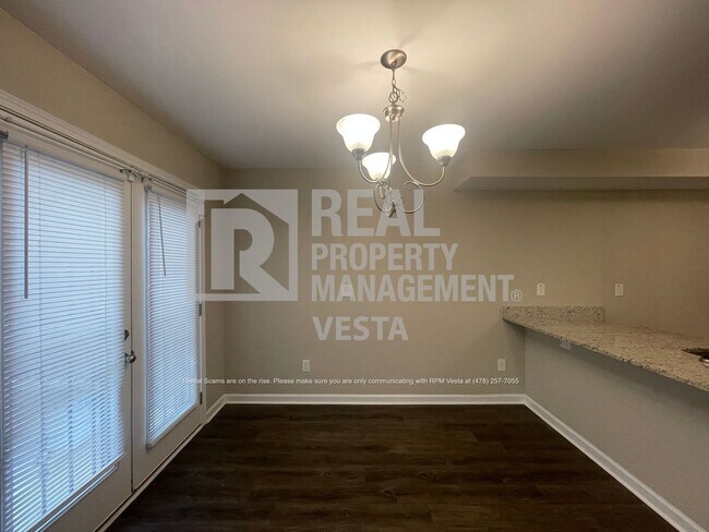 Building Photo - Charming Three Bedroom Home in Great Neigh...