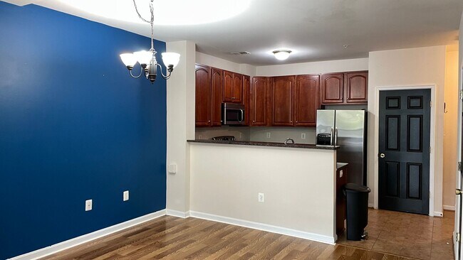 Building Photo - Two level condo in Woodbridge