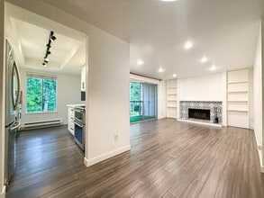 Building Photo - 4717 W Lake Sammamish Pkwy SE