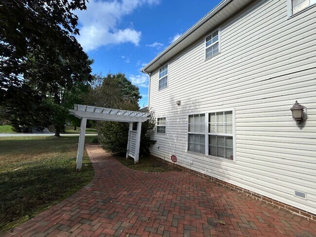 Building Photo - Northern Greensboro, 4 bedrooms, 2.5 bathr...