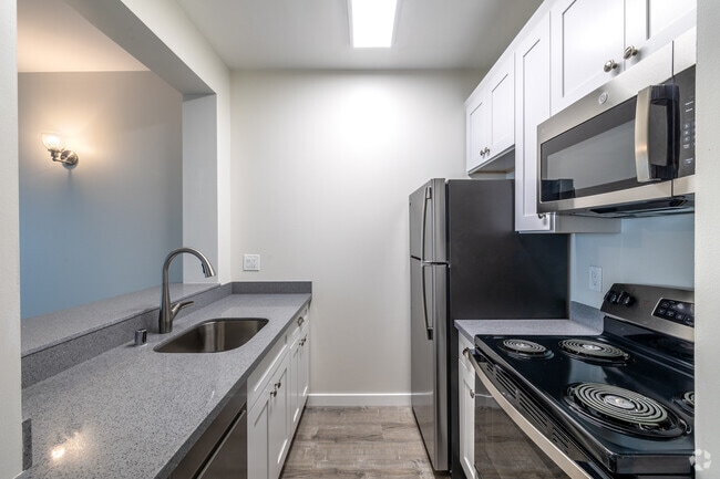 1BR, 1BA- 575 SF - Kitchen - Lake Park Terrace Apartments