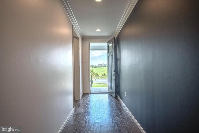 Building Photo - 557 Town Run Ln