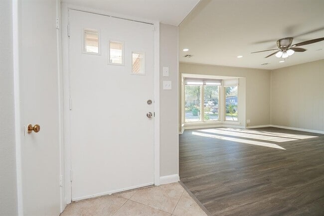 Building Photo - 7950 Ridgeview Dr