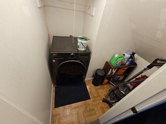 Combined washer/dryer - 1347 State St