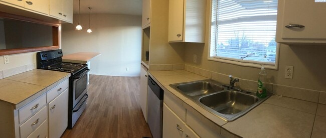 Building Photo - Spacious C Duplex for Rent