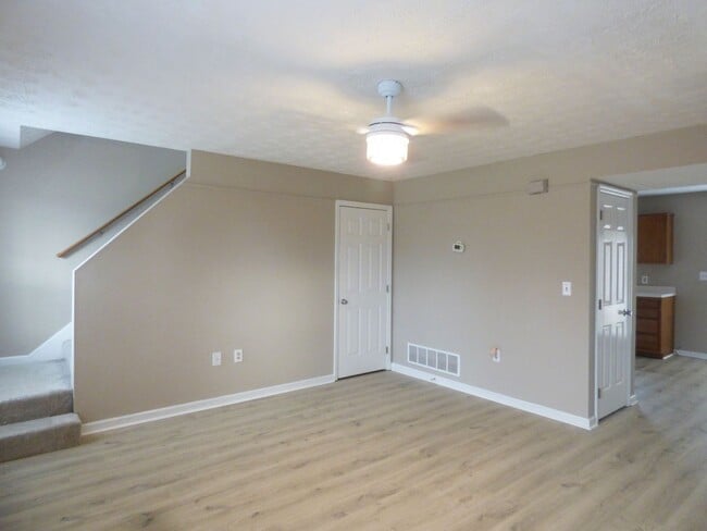 Building Photo - 338 E Oak St