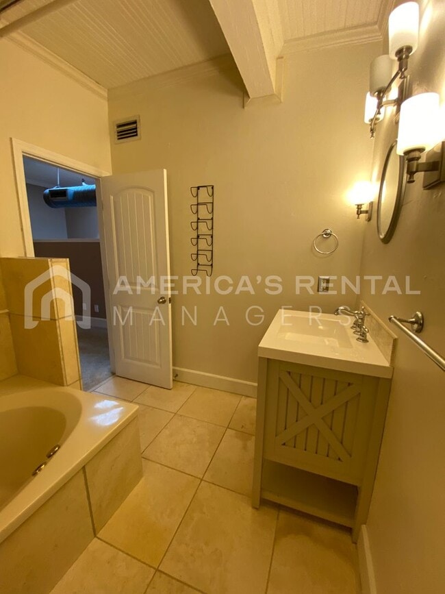 Building Photo - Terrific Condo Available for Rent in Birmi...