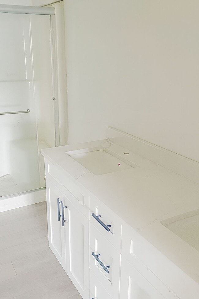 Photo du bâtiment - 11007 132 St NW