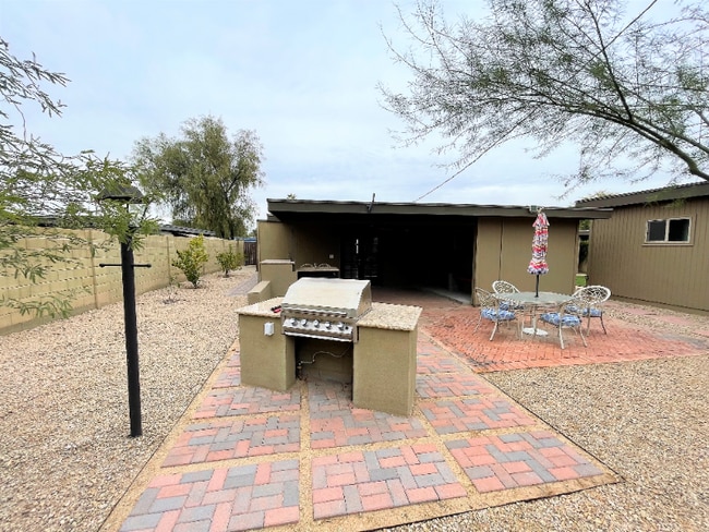 Building Photo - 3733 E Poinsettia Dr