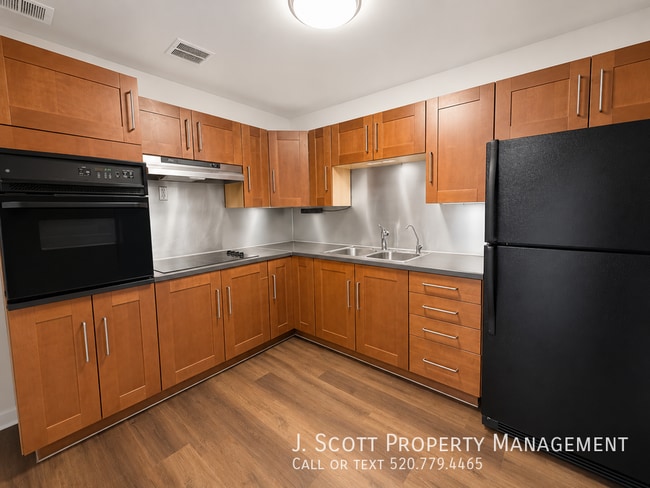 Building Photo - 2801 W Glenrosa Ave