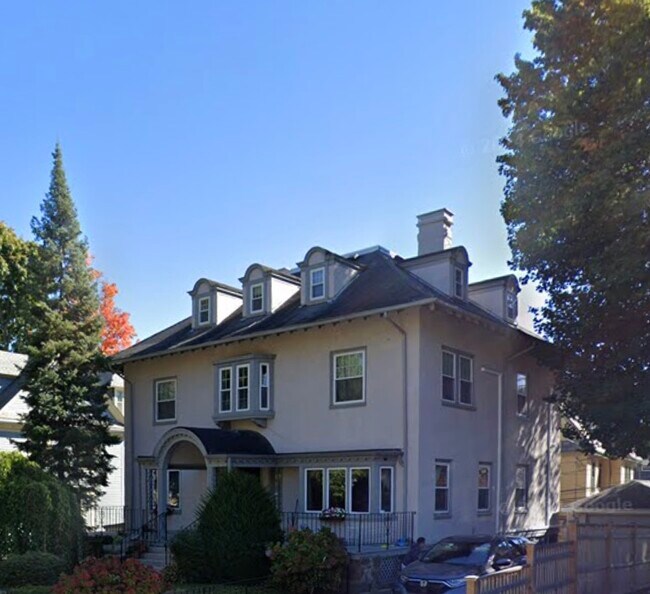 Foto del edificio - 72 Englewood Ave