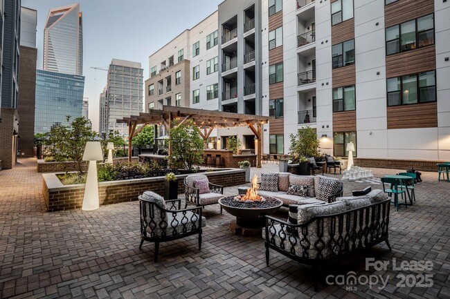 Foto del edificio - 101 W Morehead St