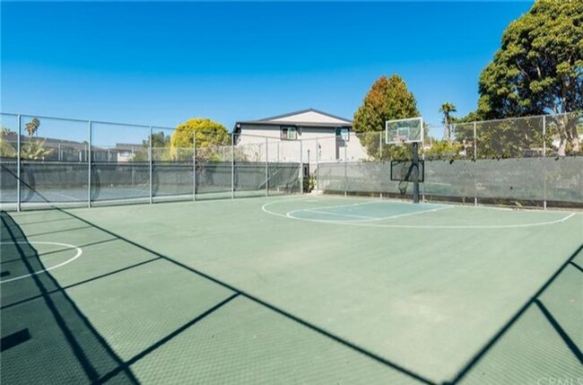 Building Photo - REMODELED 3BD/2BA Ground Level Condo In Oc...