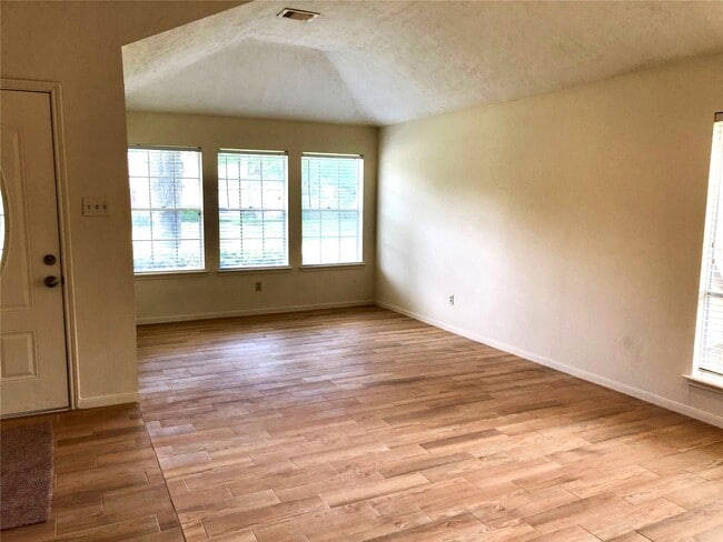 Foto del edificio - 15650 Pebble Lake Dr
