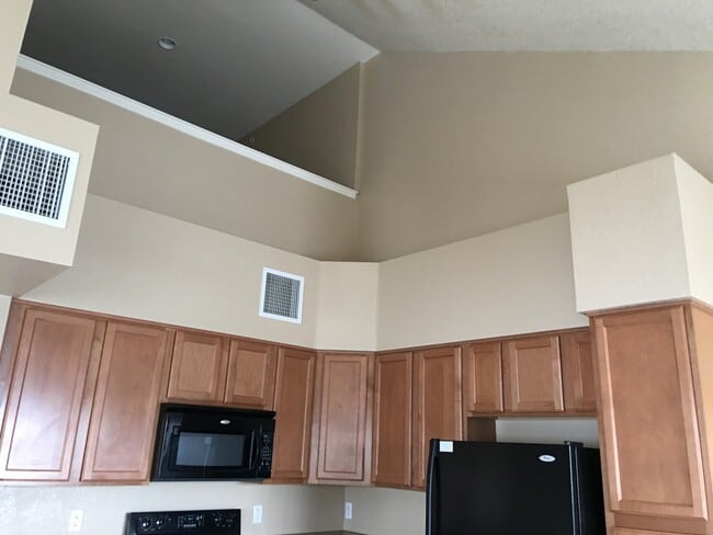Building Photo - Fantastic!  Light and Bright!  1 bed + lof...
